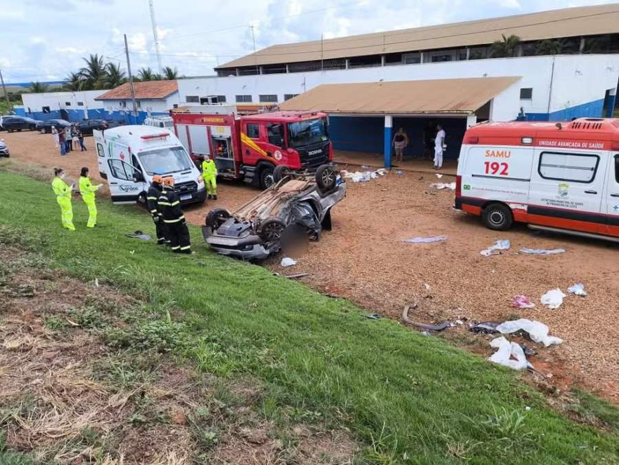 Duas pessoas morrem e uma fica ferida em acidente entre picape e carreta na MT 130
