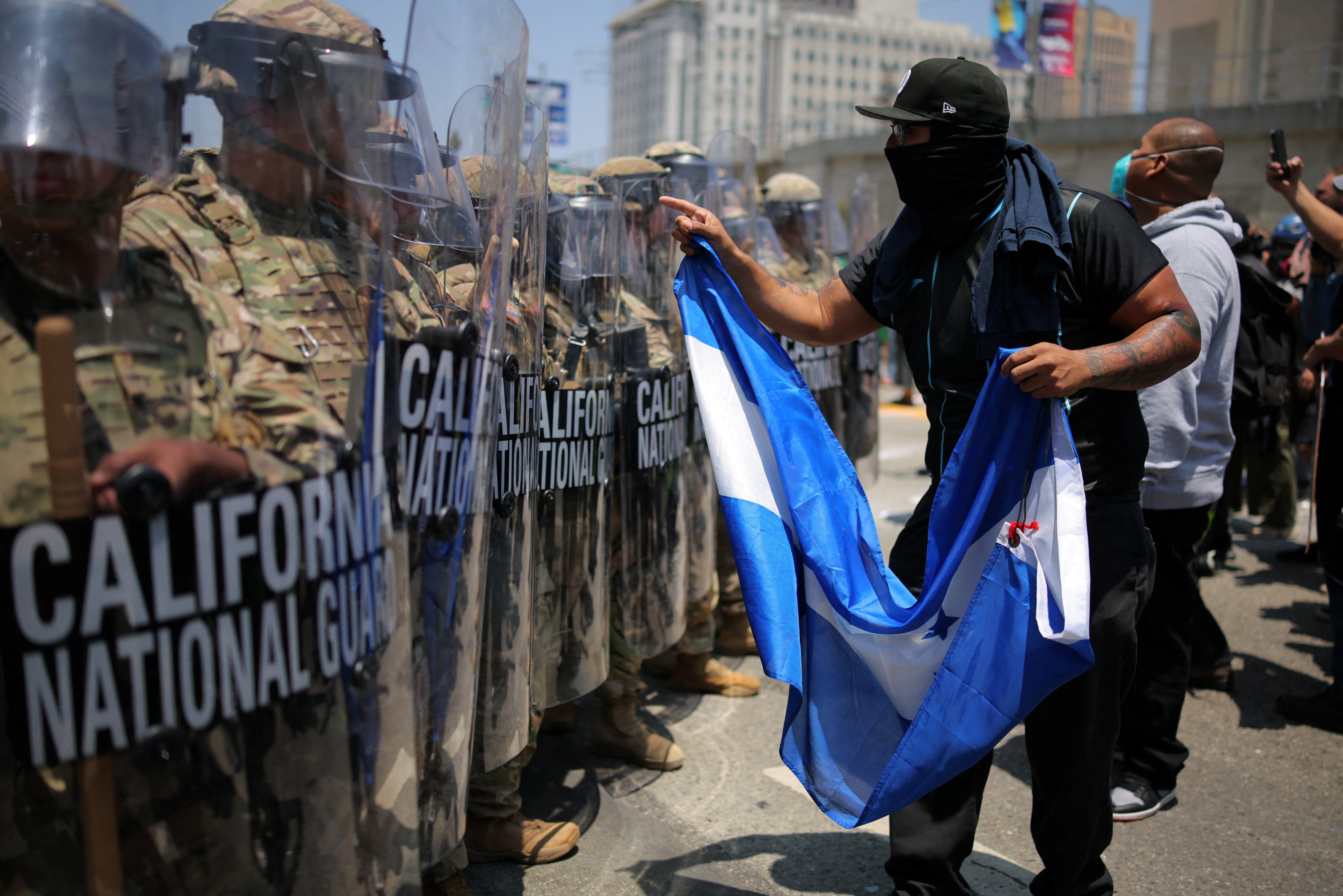Los Angeles tem novos protestos e confrontos após chegada da Guarda Nacional sob ordem de Trump